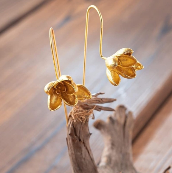 Gold Little Flower w Leaf Earrings 3D Leaves Flowers Modern Botanical Nature New - Picture 1 of 8